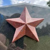 Красная звёздочка на гранитной плите в Саратове (518416)